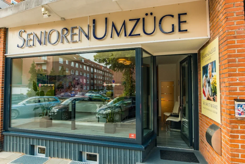 Bürofront mit SeniorenUmzüge-Schild.
